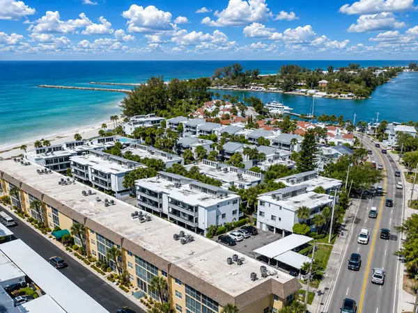 Bahia Vista Gulf: Gulf-Front Living on Venice Beach,Hunt Brothers Realty