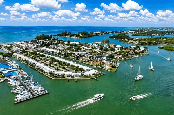 Point Whitecap: Coastal Condo Living on Venice Island,Hunt Brothers Realty