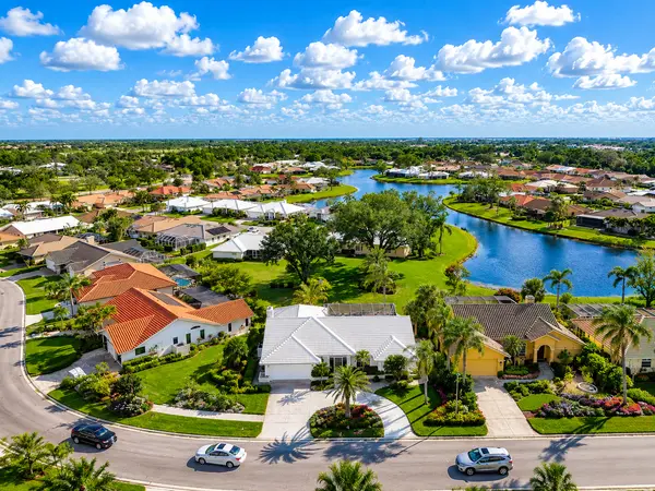 Quail Lake: Waterfront Scenery and Neighborhood Living in Venice