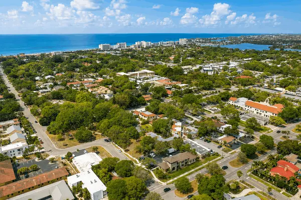Palmetto Park: Classic Florida Living Close to Venice Attractions