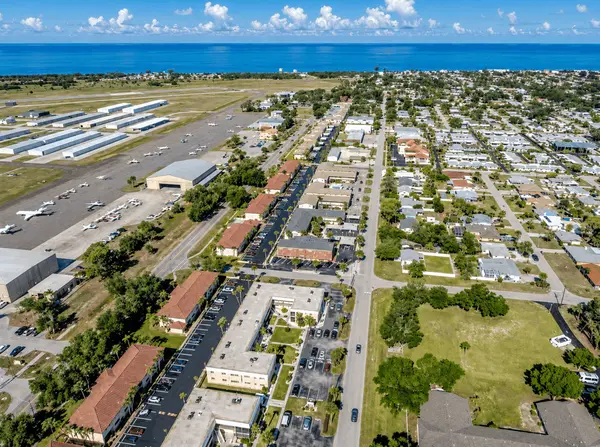 Sentinel: Condo Living with a Relaxed Venice Lifestyle,Hunt Brothers Realty