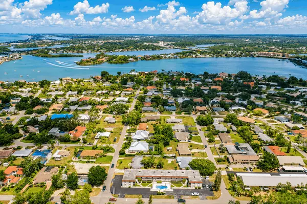 Parkdale West: Coastal Living Close to Venice Beach and Downtown,Hunt Brothers Realty