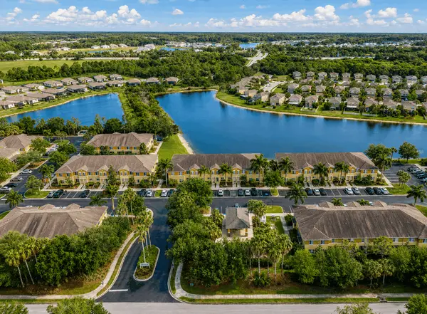 Stoneywood Cove: Low-Maintenance Townhome Living in Venice
