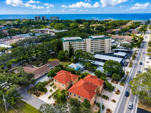 Summer Green: Golf-Course Views and Condo Living in Venice