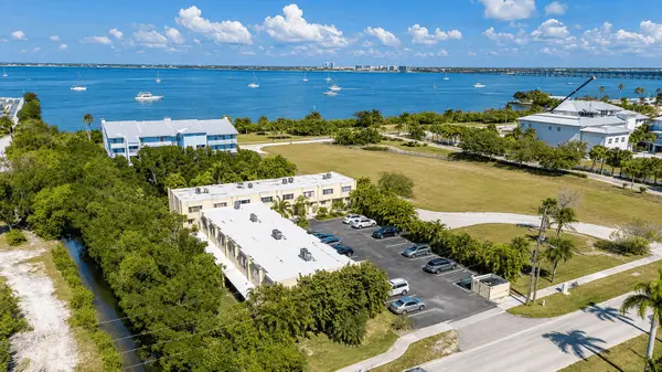 Charlotte Bay Villas: Waterfront Villa Living Near Charlotte Harbor,Hunt Brothers Realty