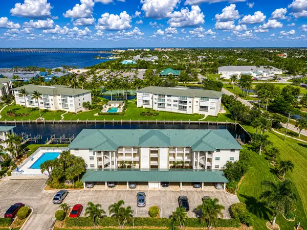 Breakers Court: Easygoing Condo Living Near Charlotte Harbor