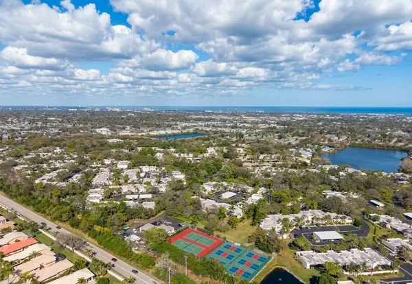 Spring Lakes: Tropical Surroundings and Relaxed Condo Living in Bradenton