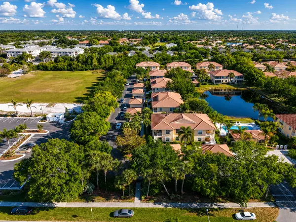 Casa del Lago: Lakeside Living with a Relaxed Florida Lifestyle
