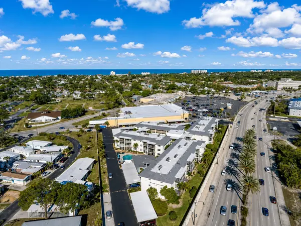 Holiday Apartments: Classic Venice Island Living Near the Beach
