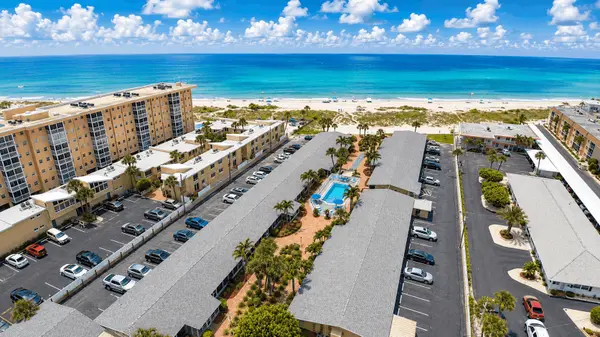 Yacht Club Apartments: Waterfront Condo Living on Venice Island