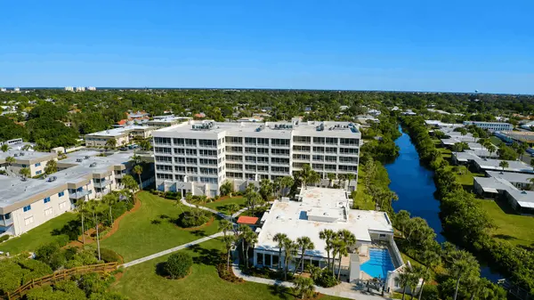 Island Shores: Waterfront Condo Living on Venice Island