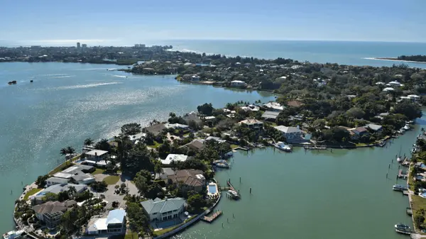 Bay Island: Island Living Between Sarasota and Siesta Key,Hunt Brothers Realty