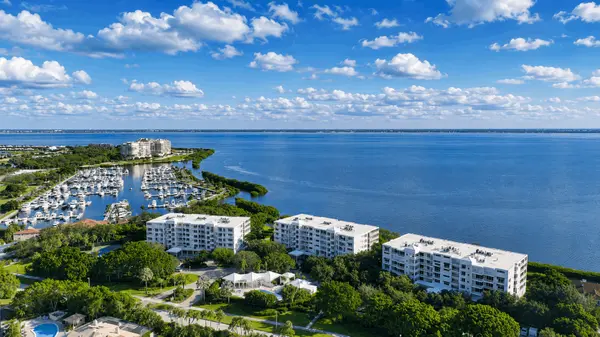 Marina Bay: Spacious Luxury Residences Overlooking Sarasota Bay