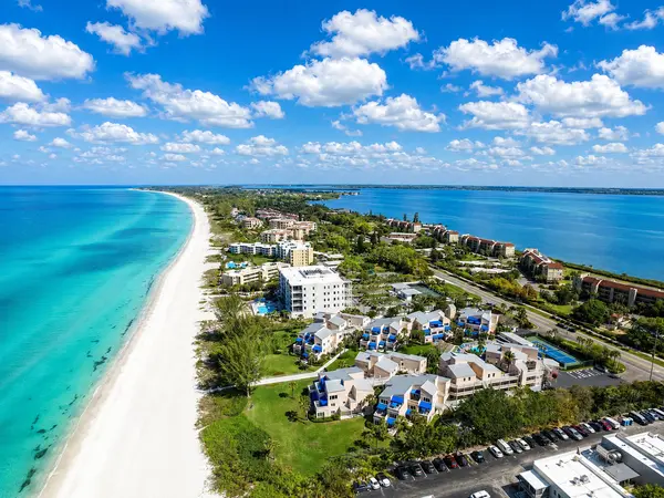 Sand Cay: A Relaxed Beachfront Escape on Longboat Key