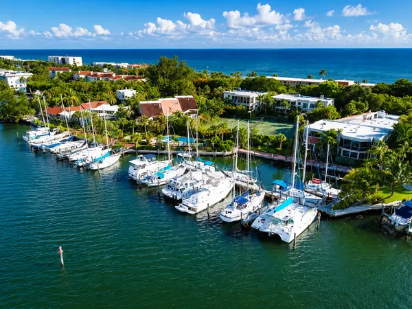 Dock on the Bay: A Waterfront Retreat on Longboat Key,Hunt Brothers Realty