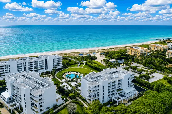 Sunset Beach: Gulf Views and Coastal Living on Longboat Key,Hunt Brothers Realty