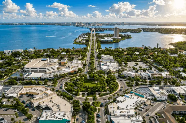 Where to Live Near St. Armands Circle,Hunt Brothers Realty