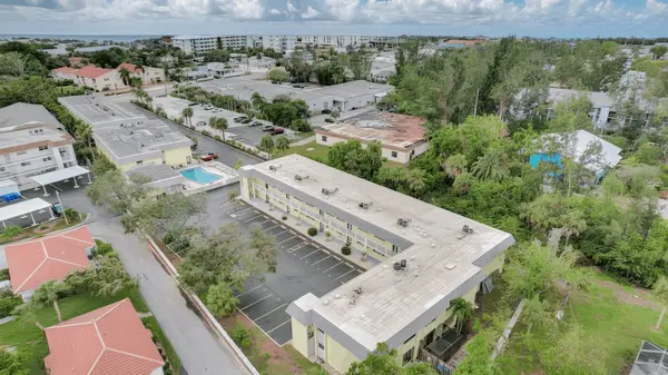 Sea Winds: Laid-Back Condo Living Near Crescent Beach