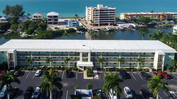The Inlets: Waterfront Homes and Boating on Siesta Key,Hunt Brothers Realty