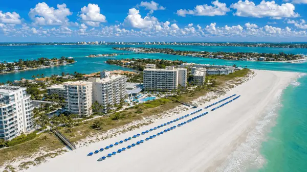 Inn on the Beach: Resort-Style Living at Longboat Key Club,Hunt Brothers Realty