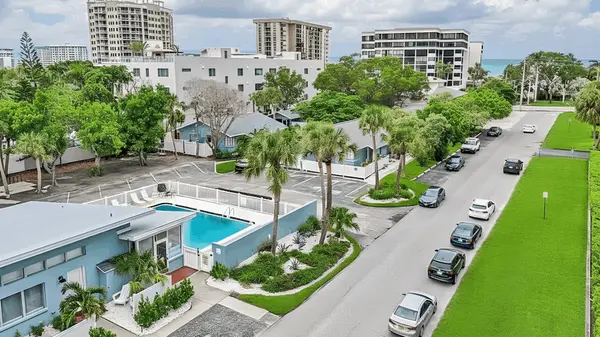 Pelican Gardens: Easygoing Lido Key Living Near the Water,Hunt Brothers Realty