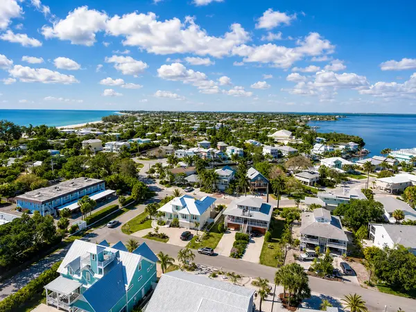 Palm Harbor: Coastal Homes in the Heart of Holmes Beach,Hunt Brothers Realty