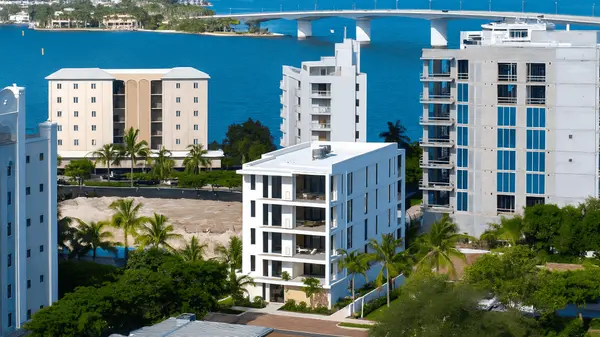 En Pointe Sarasota: Boutique Condos, Golden Gate Point and Walkability