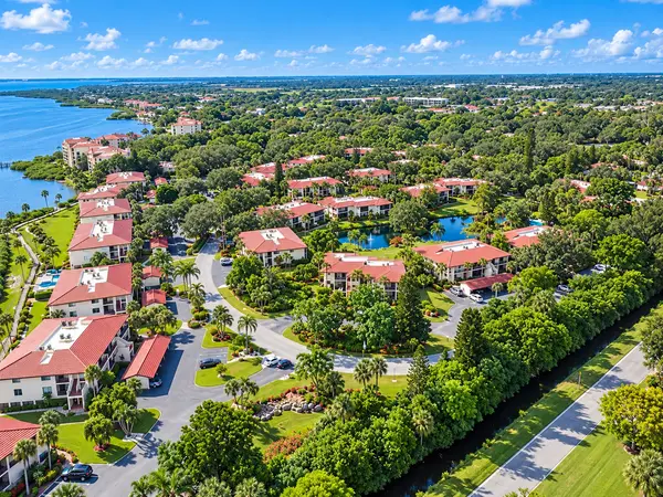 Vistas at Wild Oak Bay: Lush Surroundings and Condo Living in Bradenton