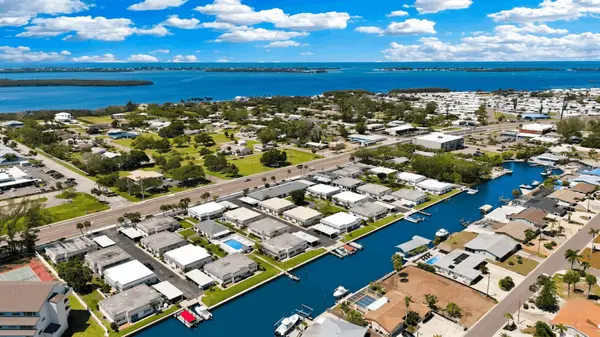 Casco Dorado: Low-Maintenance Living in a Convenient Bradenton Setting
