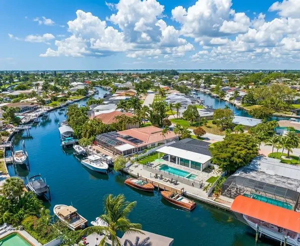 Coral Shores: Coastal Living Near Sarasota Bay and the Gulf Beaches