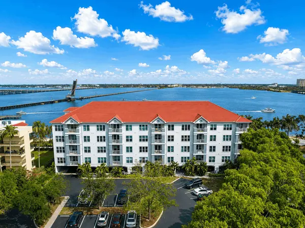 Mainstreet at Bradenton: Condo Living Close to the City’s Everyday Conveniences,Hunt Brothers Realty