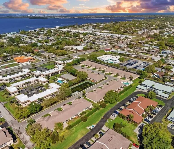 Palm Breeze Villas: Easygoing Villa Living in Bradenton