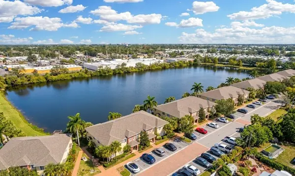 Lakeside Village Townhomes: Low-Maintenance Living in Bradenton