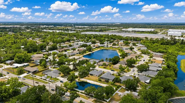 Hammock Place: Low-Maintenance Living in a Convenient Bradenton Location