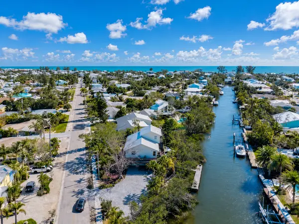 Lardas: Classic Island Homes and the Anna Maria Lifestyle,Hunt Brothers Realty