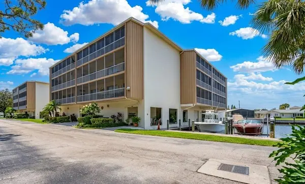 Sarabay Coves: Waterfront Condo Living Near Sarasota Bay