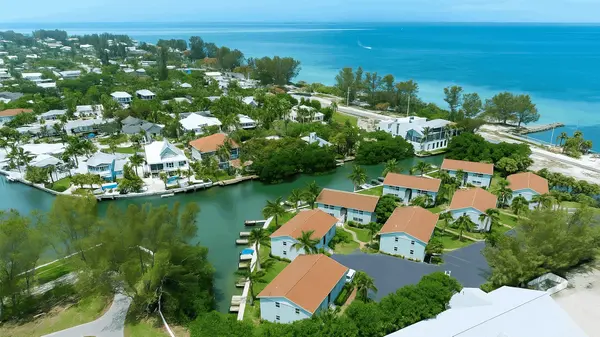 Bay Winds Condos: Relaxed Island Living by the Bay
