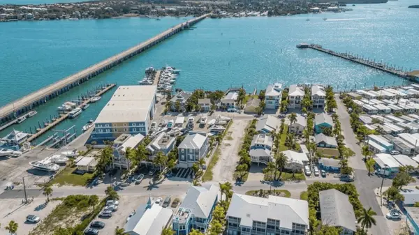 Azure Shores: Coastal Living Near the Beaches of Anna Maria Island