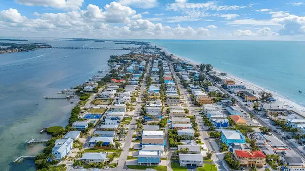 Ilexhurst: Classic Anna Maria Island Living Near the Beach,Hunt Brothers Realty