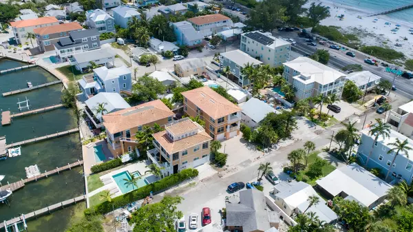 Hibiscus Condos: Easygoing Coastal Living in Bradenton Beach