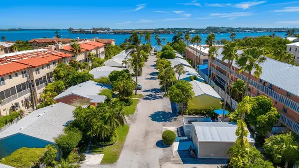Tradewinds Resort Cottages: Colorful Old Florida Charm in Bradenton Beach,Hunt Brothers Realty