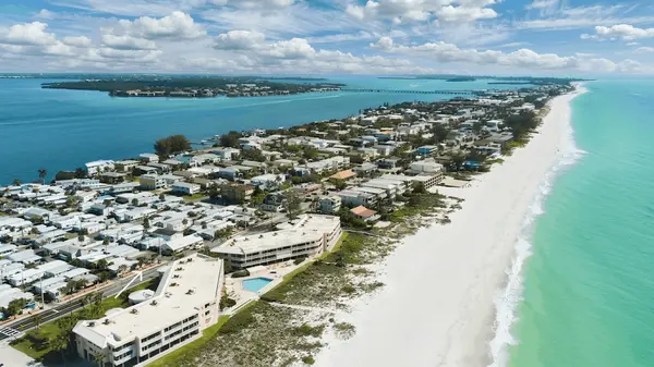 Living in Bradenton Beach: Real Estate, Island Life and the Gulf Coast,Hunt Brothers Realty