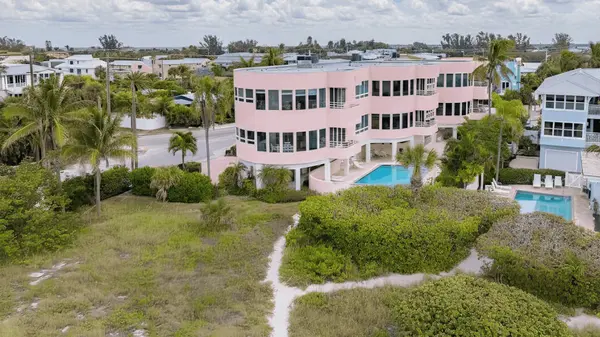 Island Paradise Condos: Your Place in the Holmes Beach Island Lifestyle,Hunt Brothers Realty