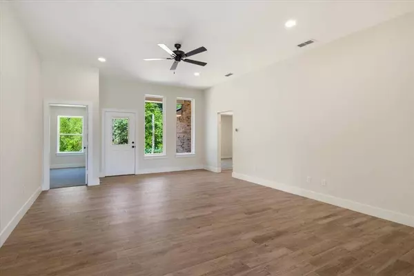 16322 Crossing Circle, Lindale, TX 75771