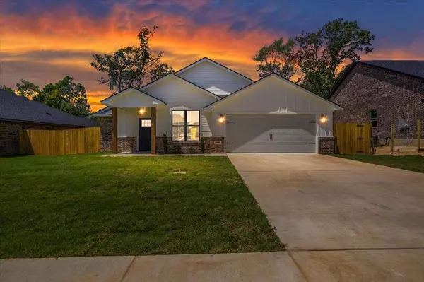 16322 Crossing Circle, Lindale, TX 75771