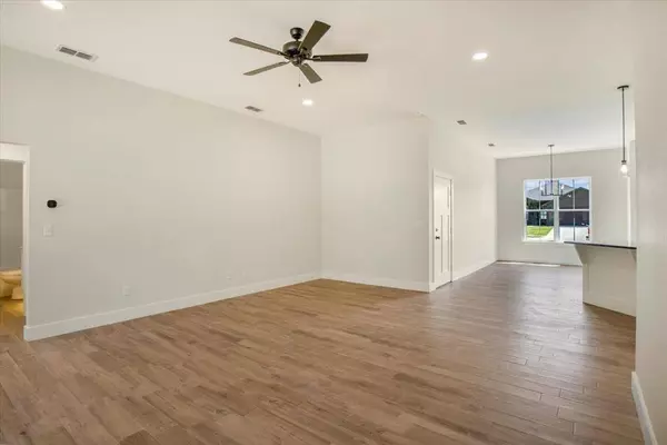 16322 Crossing Circle, Lindale, TX 75771