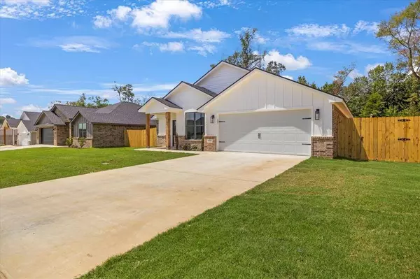 16322 Crossing Circle, Lindale, TX 75771