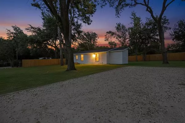 15610 Simmons Lane, Lindale, TX 75771