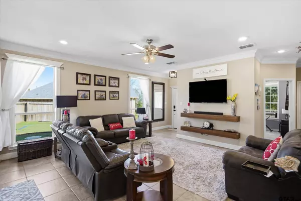 16091 Hickory Hills Dr, Lindale, TX 75771