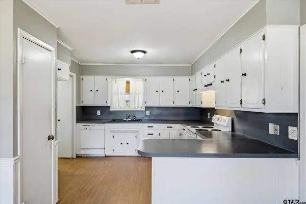 216 Helen Dr, Lindale, TX 75771